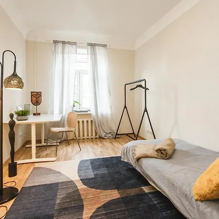 Spacious 7-bedroom For Groups - Valdemara Street *