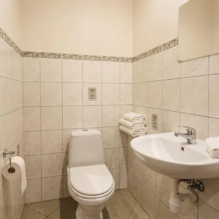 Spacious 7-bedroom For Groups - Valdemara Street *