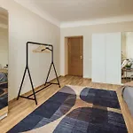 Spacious 7-bedroom For Groups - Valdemara Street Dzīvoklis *