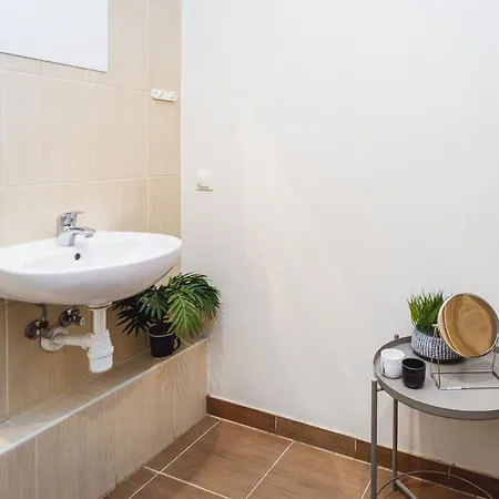 Spacious 7-bedroom For Groups - Valdemara Street Apartman *