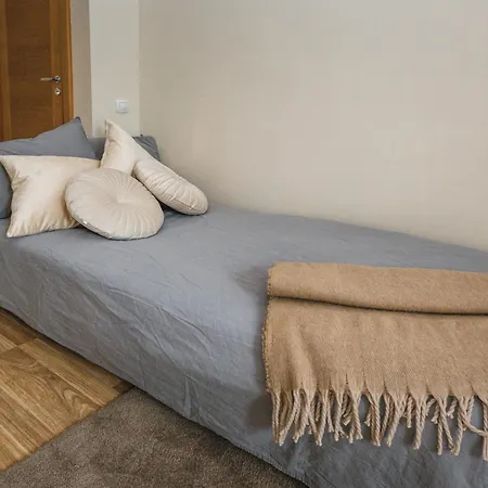 Spacious 7-bedroom For Groups - Valdemara Street