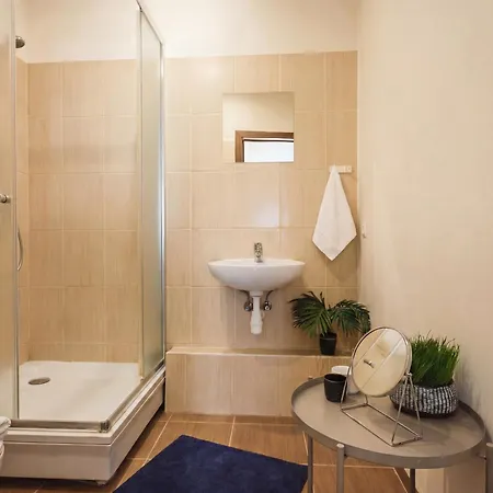 Spacious 7-bedroom For Groups - Valdemara Street