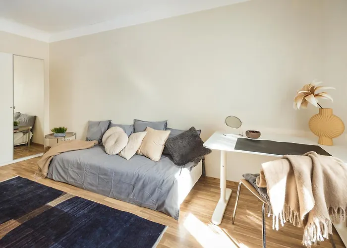 Spacious 7-Bedroom Apartment For Groups - Valdemara Street Appartamento *