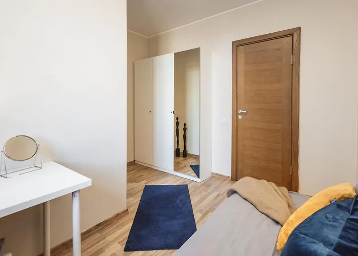 Spacious 7-Bedroom Apartment For Groups - Valdemara Street *