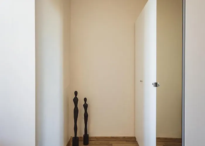 Spacious 7-Bedroom Apartment For Groups - Valdemara Street *