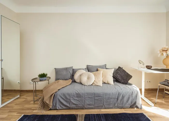 Spacious 7-Bedroom Apartment For Groups - Valdemara Street Dzīvoklis