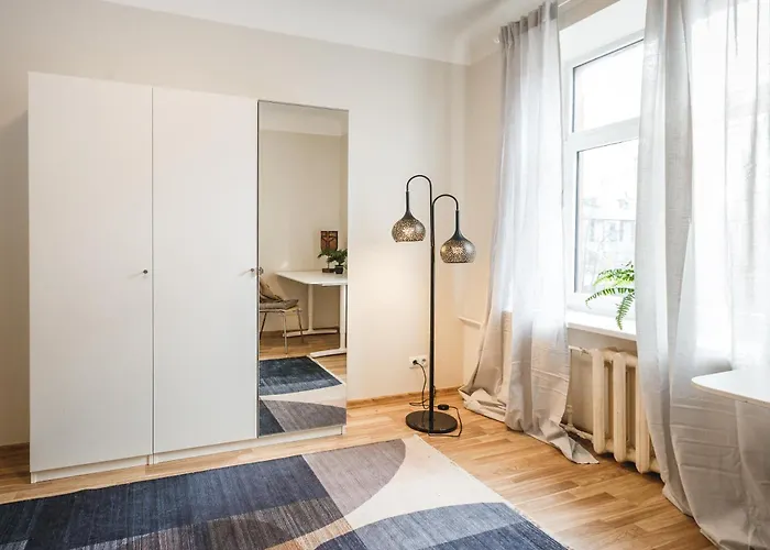 Spacious 7-Bedroom Apartment For Groups - Valdemara Street * Tinuzi