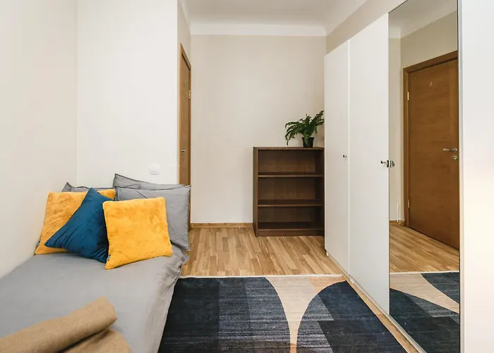 Spacious 7-Bedroom Apartment For Groups - Valdemara Street Tinuzi