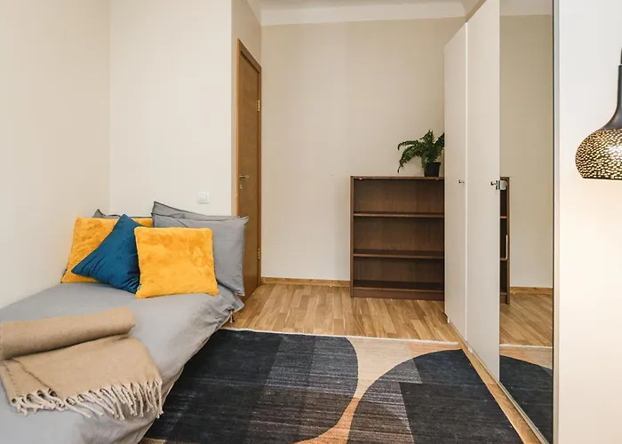 Spacious 7-Bedroom Apartment For Groups - Valdemara Street * Tinuzi