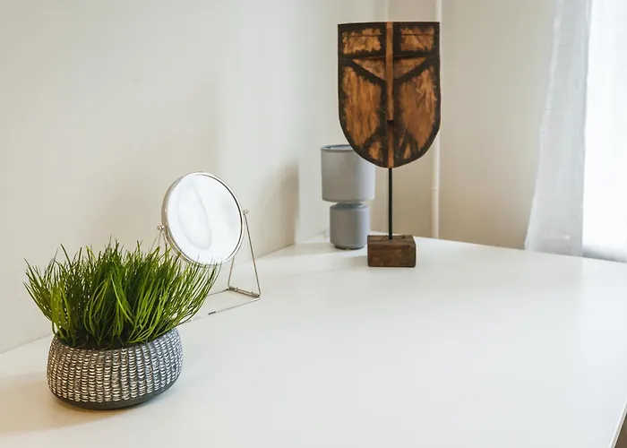 Spacious 7-Bedroom Apartment For Groups - Valdemara Street Tinuzi