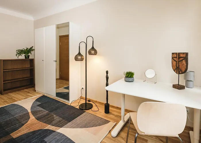 Spacious 7-Bedroom Apartment For Groups - Valdemara Street