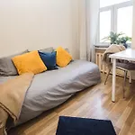 Daire Spacious 7-bedroom For Groups - Valdemara Street *