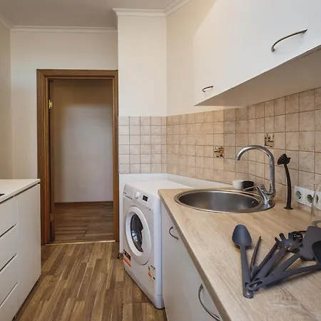 Spacious 7-Bedroom Apartment For Groups - Valdemara Street Apartment