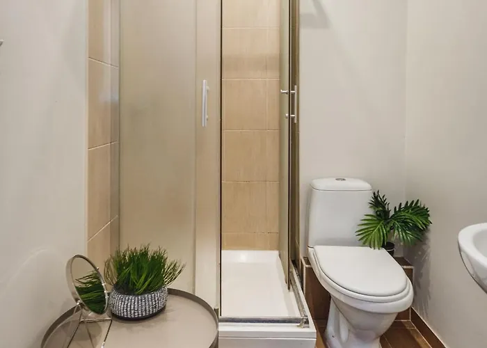 Spacious 7-Bedroom Apartment For Groups - Valdemara Street