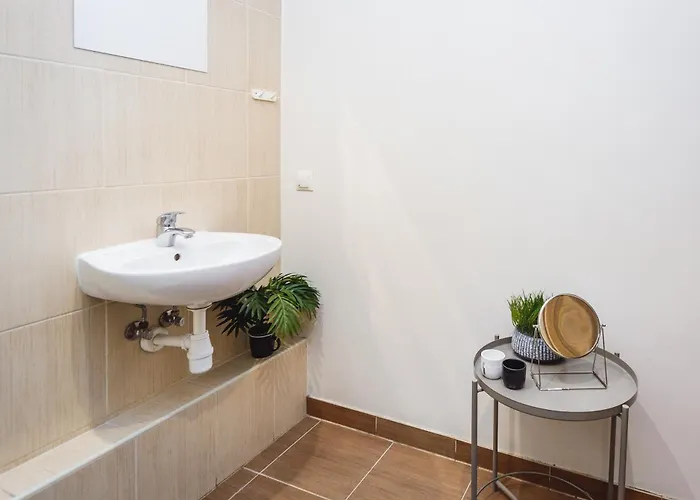 Spacious 7-Bedroom Apartment For Groups - Valdemara Street Apartment *