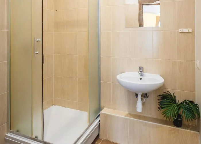 Spacious 7-Bedroom Apartment For Groups - Valdemara Street Apartment *