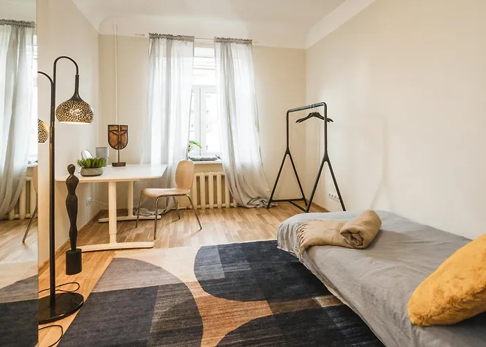 Spacious 7-Bedroom Apartment For Groups - Valdemara Street Apartment *